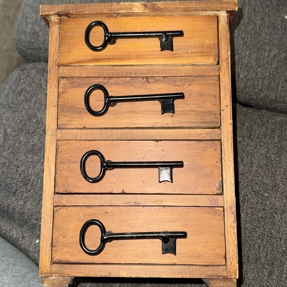 Solid wood jewelry box/trinket box with metal keys for drawer pulls T3